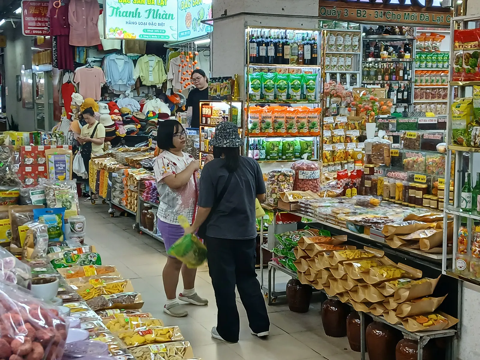 Shopping in a Đà Lạt market, spending against the budget the students set