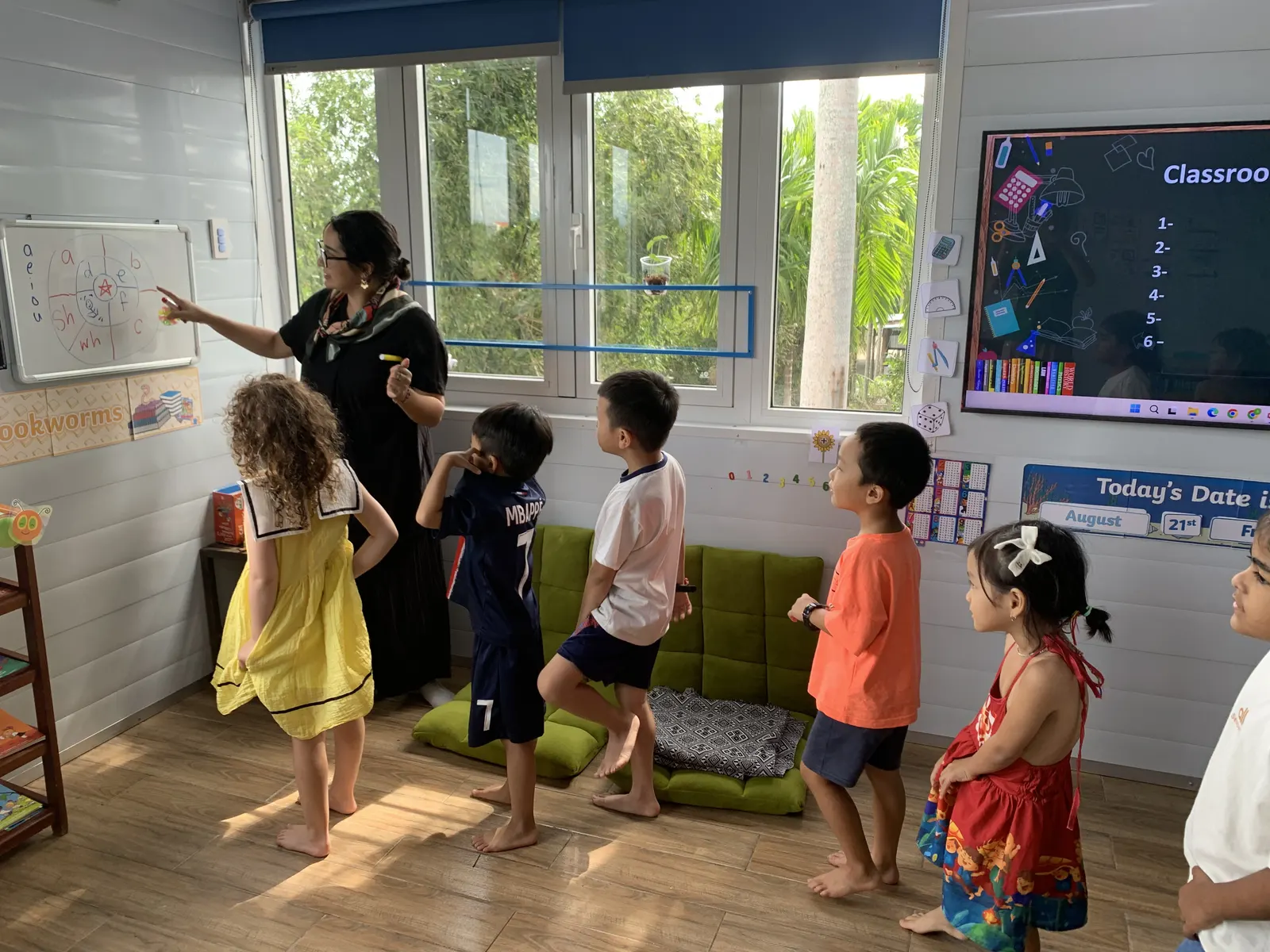 A Primary lesson at the whiteboard