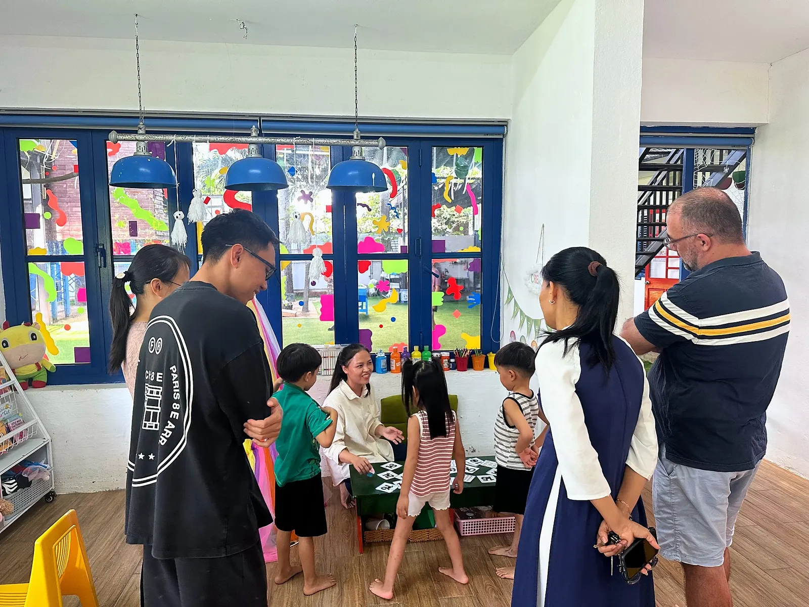 Các bé Early Years và cô giáo ở bàn đếm số và ghép cặp
