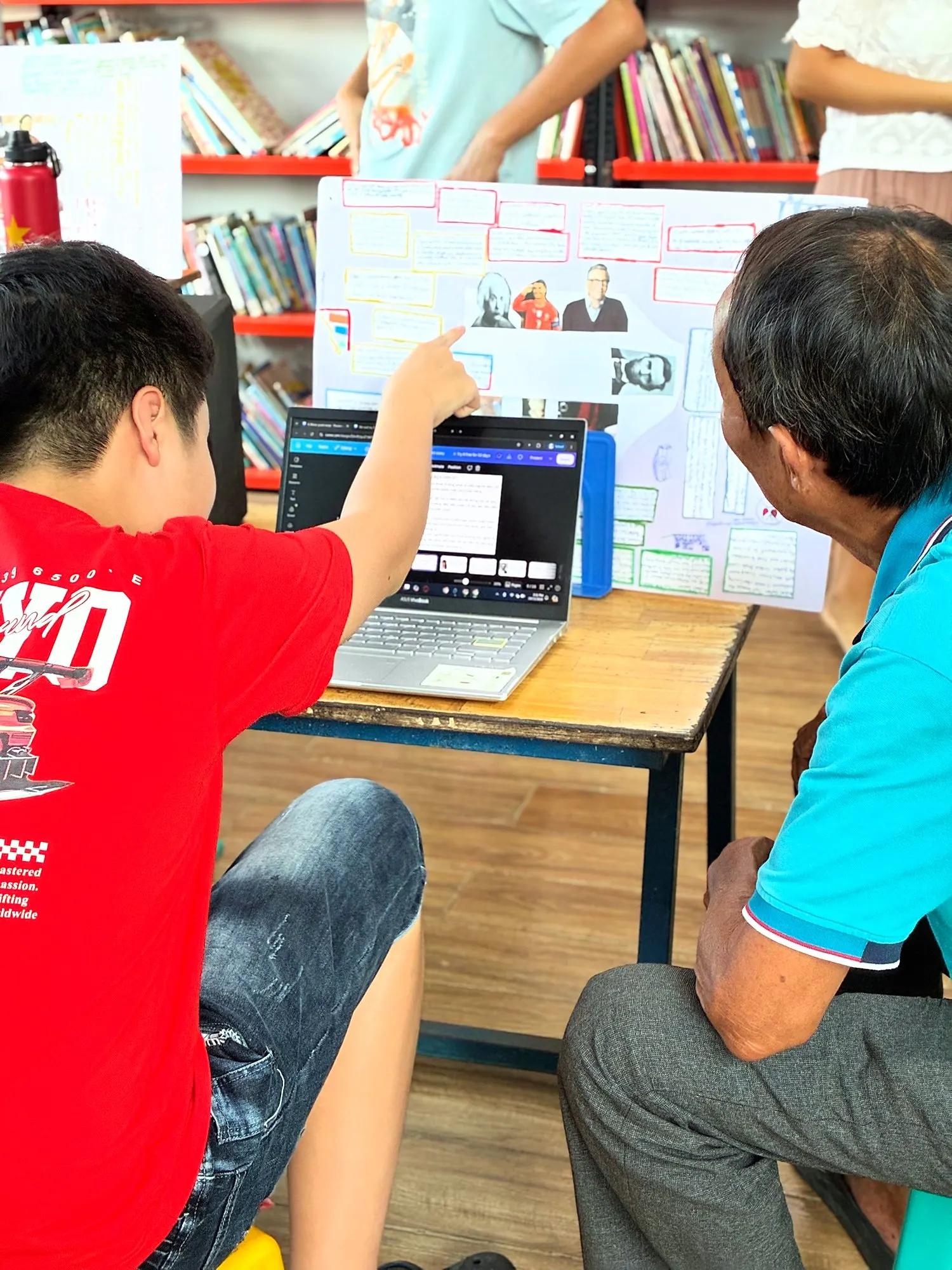 Một học viên Upper Secondary kể cho ông nghe về bữa tiệc tranh luận của mình
