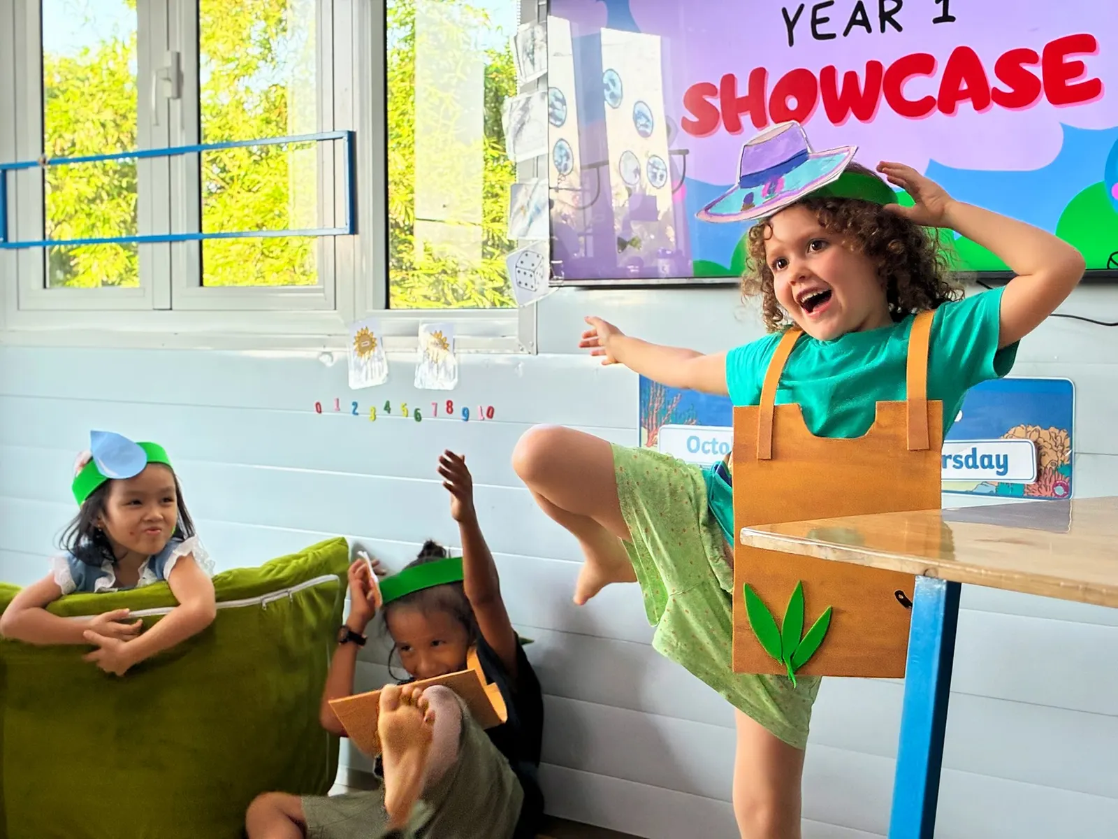 Một học viên Year 1 đóng vai người làm vườn trong vở kịch ở buổi Showcase Quý 1