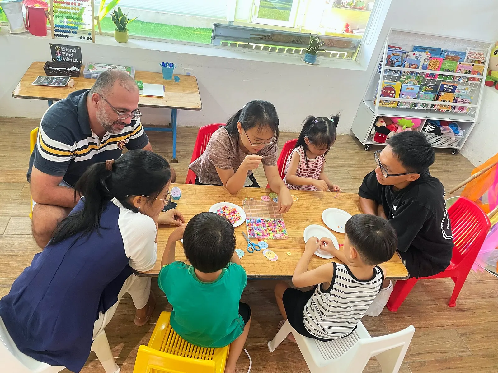 Các bé Early Years xâu hạt theo quy luật cùng ba mẹ ở buổi Showcase